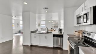 HEB403 Spacious & Stylish 2 Bedroom Condo Downtown Fort Worth, Free Parking, Walk to Convention Center - 2