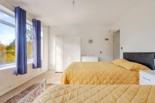 4 Bedroom Homely House - Sleeps 10 Comfortably with 6 Beds and Free Parking in Milton Keynes - Suitable for Business Travellers, Contractors, & Holiday-Goers, Near All Major Transport Links & City Centre and M1 - 4