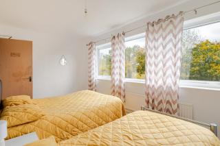 4 Bedroom Homely House - Sleeps 10 Comfortably with 6 Beds and Free Parking in Milton Keynes - Suitable for Business Travellers, Contractors, & Holiday-Goers, Near All Major Transport Links & City Centre and M1 - 6