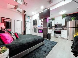 Sultry Studio with Private Backyard and Fireplace in Tampa - 9