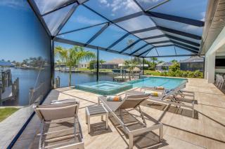 CoralVilla Infinity - modern, on water, infinity pool, spa, outdoor kitchen, BBQ - 2