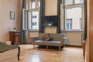 Spacious 4BR Apartment Very Central - 3