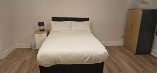 Spacious Two Bedroom Flat with Dedicated Workspace in Worsley - 2