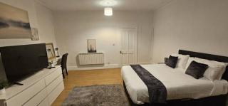 Spacious Two Bedroom Flat with Dedicated Workspace in Worsley - 7