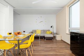 Wyjątkowy Apartament z Parkingiem & Balkonem z Widokiem by Noclegi Renters - 1
