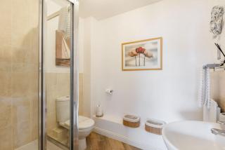 Harbourside Retreat - Spacious Balcony with Harbour Views - 4