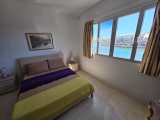 Frontline Sea View Townhouse with Roof Terrace - 9