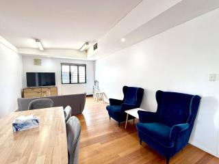 5 Bedrooms, 12 Guests - Apartment Family & Group Getaway - 2