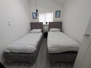 6 bedroom 6 Ensuite 1 min to M6 Jct 9 15 min to Bham - 1