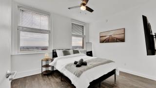 HEB703 Modern & Chic 2 Bedroom Condo Downtown Fort Worth, Free Parking, Walk to Convention Center - 2