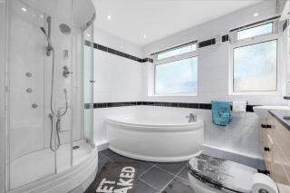 Modern 2BR Near Manchester Sleeps 6 ,Parking , Free WiFi in Middleton Ideal for Work Stays and Relaxation - 7