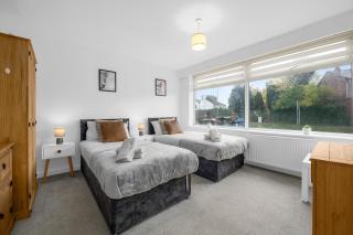 Modern 2BR Near Manchester Sleeps 6 ,Parking , Free WiFi in Middleton Ideal for Work Stays and Relaxation - 6