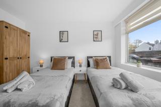Modern 2BR Near Manchester Sleeps 6 ,Parking , Free WiFi in Middleton Ideal for Work Stays and Relaxation - 4