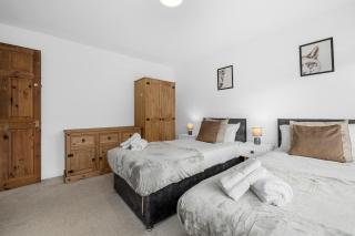 Modern 2BR Near Manchester Sleeps 6 ,Parking , Free WiFi in Middleton Ideal for Work Stays and Relaxation - 1
