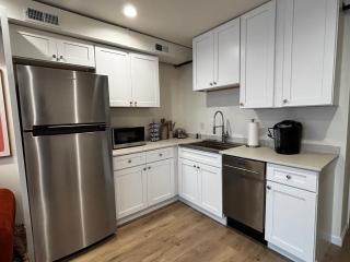 The Retro Retreat 3rd Floor Apartment - 7