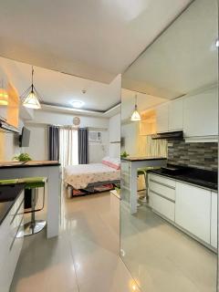 Sunvida Tower with Balcony - La Maria Rentals - 2 minute walk to SM City - 5