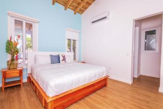 Blue Roatan Resort - 3