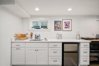 Modern 1BR Basement Suite - Workspace and Laundry - 8