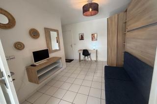 Premium 30 m Seaside Studio A Cozy Retreat for 2 in Saint-François - 2
