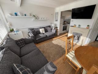 145, Two bed newly refurbished chalet on Sund0wner Holiday Park - Sleeps 5, pet friendly - Includes bed linen and towels plus electricity - 7