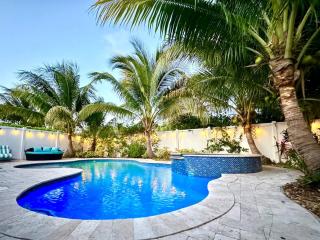 Private Luxe Pool Club Heated Spa - 9