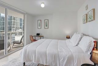 2 Bedroom, 2 Bathroom plus Den Brickell Condo Pool, Hot Tub, and Gym - 1