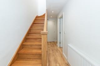 Duplex Apartment - Modern & Convenient - Pass the Keys - 4