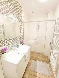 Central 1 bedroom apartment with open views - 2