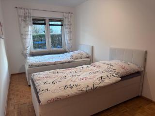 Wagner Apartment Bayreuth FeWo - Erdgeschoss - nähe Festspielhaus - 2 Schlafzimmer - Boxspringbetten - große Küche - Dusche - Badewanne - extra WC - Terrasse - 3