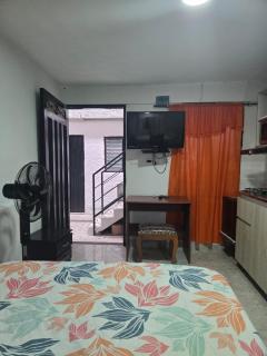 Aparta-estudio, cocineta, baño 1 - 3