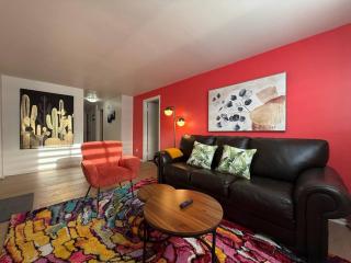 Free Parking! Fast Wifi! Comfortable Apt for Montreal Explorers & Adventure! - 9