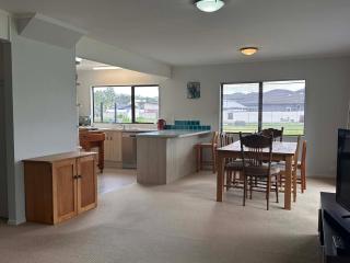 Hosts on the Coast Dad's Place - 4