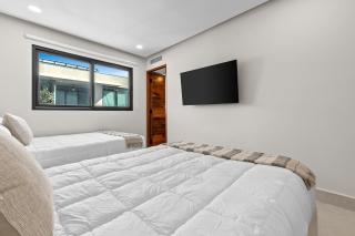 Panarea Beachfront Living - Pools Spa Gym & Luxury Amenities - 2