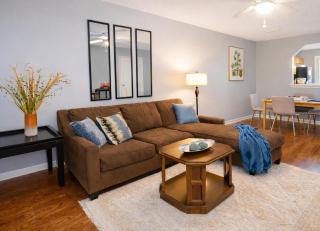 3BR Townhouse Near NAS Jacksonville Free Parking WiFi - 0