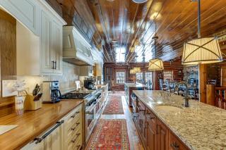 Home Theater, Gym and Hot Tub Luxe Versailles Home! - 2