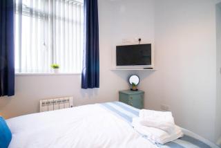 The Little Blue House by Sheppey Stays -Cosy 2BR Blue House - Near Docks with Parking & Garden - Ideal for Contractors & Families - 1