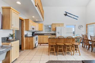 Blackberry Manor - Sleeps 26, Hot Tub, Volleyball, Arcades, Pet Friendly - 3