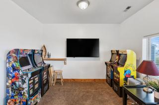 Blackberry Manor - Sleeps 26, Hot Tub, Volleyball, Arcades, Pet Friendly - 8