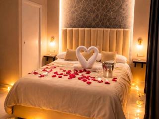 Sunny Suite Napoli Luxury Romantic Rooms - near Central Station & Historic Center - 1