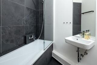 Künstlerzimmer in der Häselburg - das Abstrakte mit Badewanne - 8