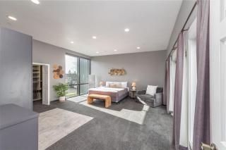 Modern Top Floor 2BR 1BA w Private Rooftop Patio South Hill Near Downtown - 9