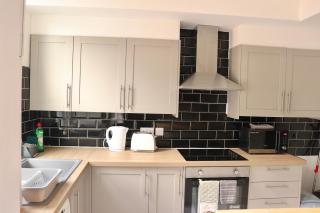 Green 2 Bedroom Free WiFi and Parking - 5