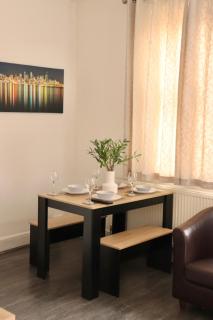 Green 2 Bedroom Free WiFi and Parking - 6