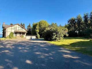 The Old Perry House - Lakefront Heritage Retreat - 3