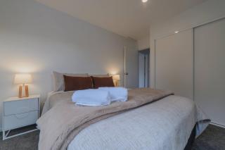 Modern Home with Sunny Garden - 4