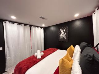 Dramatic Modern Retreat & Free Gated Parking - 1