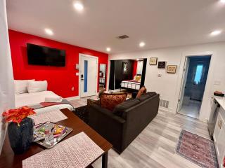 Dramatic Modern Retreat & Free Gated Parking - 6