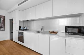 Modern Apartment with Stunning Views in Southbank - 5