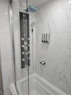 Spacious 4BR Home, King Loft, Near Hospital, Downtown & Sporting Arena - 4