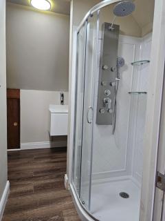 Spacious 4BR Home, King Loft, Near Hospital, Downtown & Sporting Arena - 1